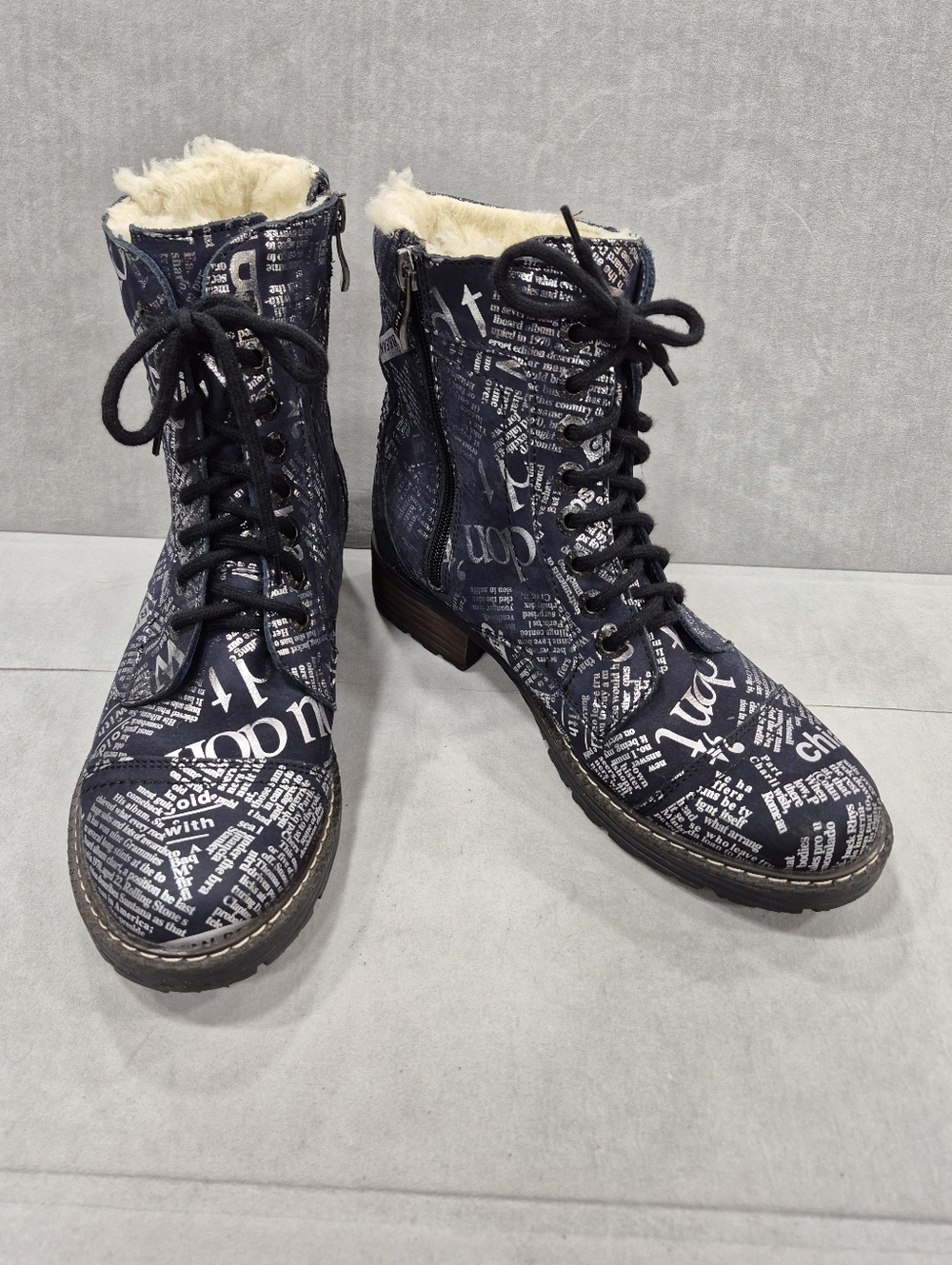 V Italia Newsprint boots women's 39 US 8.5 navy blue silver print sherpa lining